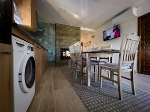 a kitchen and dining room with a table and chairs at Casalagata in Alcántara