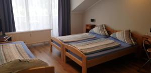 Postel nebo postele na pokoji v ubytování Pension Strohm im Lieth Café + 37 fotografií