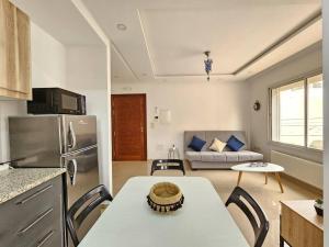 Køkken eller tekøkken på Yasmine - Confort à 200m de la plage de Chott Meriem + 15 billeder