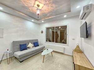 Et tv og/eller underholdning på Yasmine - Confort à 200m de la plage de Chott Meriem