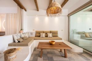 uma sala de estar com um sofá e uma mesa em Euphoria Suites and Spa em Kardamaina