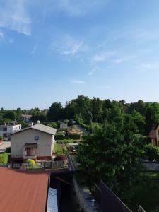 - une vue depuis le toit d'une maison dans l'établissement Apartmán v rodinném domě, à Jaroměř
