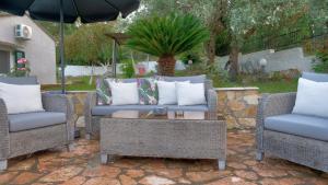 Posedenie v ubytovaní Kanakades Olive Cottage