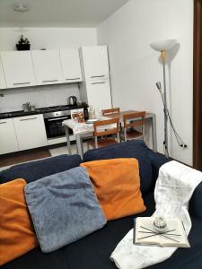 - un salon avec un canapé et des serviettes dans l'établissement La casina delle viole, à Abbadia San Salvatore