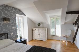 een slaapkamer met een bed, een dressoir en een raam bij River House in Lalinde
