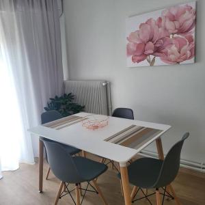 a white table and chairs in a room at Μοντέρνο διαμέρισμα στη Βέροια (LIBERTY) in Veria