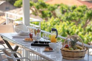 Sívros的住宿－Panoutsis Villa - Sivros Lefkada，餐桌,带食物和橙汁杯