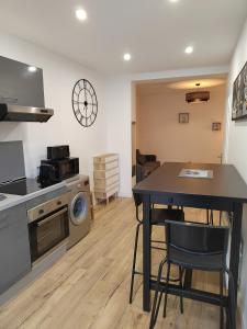 Kuchyňa alebo kuchynka v ubytovaní Moderne et chaleureux duplex en centre-ville