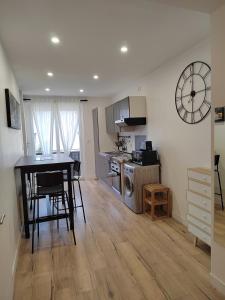 Kuchyňa alebo kuchynka v ubytovaní Moderne et chaleureux duplex en centre-ville