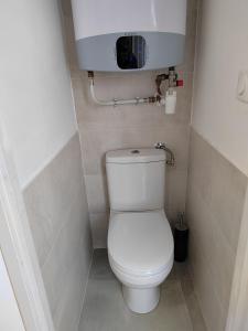 Moderne et chaleureux duplex en centre-ville في سانت جون دو فيدا: حمام صغير مع مرحاض أبيض في الغرفة