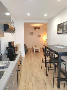 Kuchyňa alebo kuchynka v ubytovaní Moderne et chaleureux duplex en centre-ville