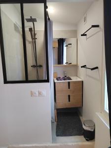 Kúpeľňa v ubytovaní Moderne et chaleureux duplex en centre-ville
