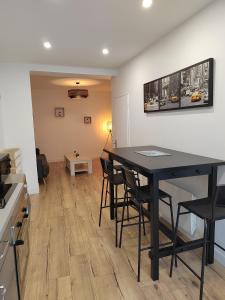 Kuchyňa alebo kuchynka v ubytovaní Moderne et chaleureux duplex en centre-ville