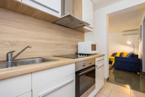 Kuchyň nebo kuchyňský kout v ubytování Apartment Martina by El-Pi Tours