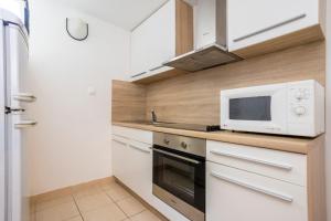Kuchyň nebo kuchyňský kout v ubytování Apartment Martina by El-Pi Tours