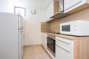 Kuchyň nebo kuchyňský kout v ubytování Apartment Martina by El-Pi Tours