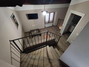 una vista sul soffitto di una scala in un soggiorno di Casa vacanze Colle Bidoni a Santa Cristina