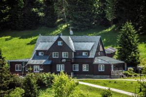 dom z panelami słonecznymi na dachu w obiekcie Pension Moravěnka w Szpindlerowym Młynie
