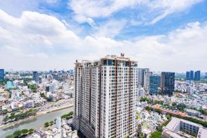 Blick auf die Skyline der Stadt mit einem hohen Gebäude in der Unterkunft Awesome Tracy's Apartment in Ho-Chi-Minh-Stadt