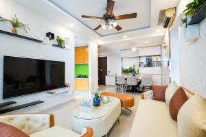 sala de estar con sofá y TV en Awesome Tracy's Apartment en Ho Chi Minh