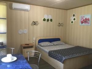 - une petite chambre avec un lit et une table dans l'établissement Inn Alibi, à Khorodelets