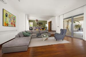 sala de estar con sofá y 2 sillas en Luxurious Volme199 (4* Home) en Banjole