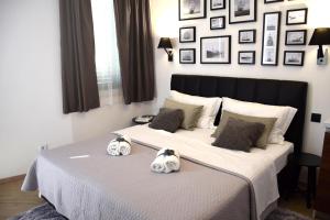 Un pat sau paturi într-o cameră la Blue Star Apartments