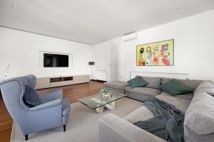 sala de estar con sofá, sillas y TV en Luxurious Volme199 (4* Home) en Banjole