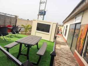 Abi's Place : طاولة نزهة وكرسيين على العشب بجانب مبنى