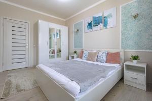 een witte slaapkamer met een groot wit bed. bij Евродвушка в ЖК Orynbor Towers in Astana