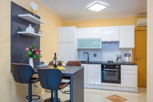 Virtuvė arba virtuvėlė apgyvendinimo įstaigoje Apartmani Kažun - App1