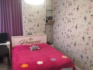 1 dormitorio con cama rosa y manta rosa en Sweet house en Batumi