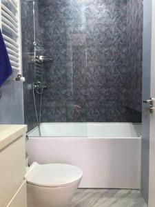 y baño con aseo, bañera y ducha. en Sweet house en Batumi