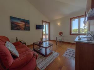 ein Wohnzimmer mit einem roten Sofa und einem Tisch in der Unterkunft Casino Villa with Sea View in Funchal