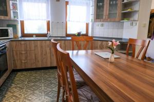 Kuchyň nebo kuchyňský kout v ubytování Apartmány Neronet