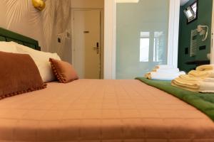 Postel nebo postele na pokoji v ubytování 5 Sensi - Vasca Idromassaggio, Terrazzo, Fibra Ultraveloce, Parcheggio Coperto su Richiesta