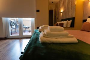 Postel nebo postele na pokoji v ubytování 5 Sensi - Vasca Idromassaggio, Terrazzo, Fibra Ultraveloce, Parcheggio Coperto su Richiesta