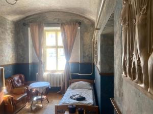 mały pokój z łóżkiem i oknem w obiekcie Apartmán Bohéma w mieście Kouřim