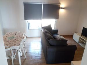 sala de estar con sofá y mesa en Fazenda Apartments - Apartment 3, en Lajes das Flores