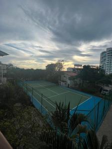 een tennisbaan in het midden van een stad bij APARTAMENTO EN PLAYA DECAMERON in Santa Marta