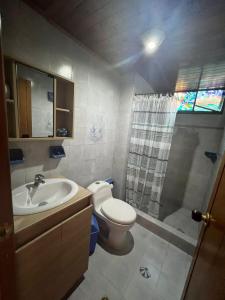 een badkamer met een toilet, een wastafel en een douche bij APARTAMENTO EN PLAYA DECAMERON in Santa Marta