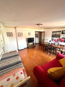 un soggiorno con divano e una sala da pranzo di La casa di Anita a Civita Castellana