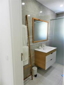 een badkamer met een wastafel en een spiegel bij Carvoeiro Boutique Apartment in Carvoeiro