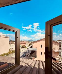una ventana con vistas a una calle de la ciudad en La casa di Anita, en Civita Castellana