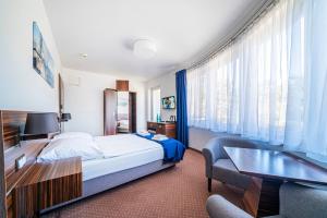 En eller flere senge i et værelse på Marina Apartamenty & Pokoje + 71 billeder