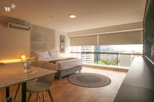 een slaapkamer met een bed en een groot raam bij Perfect Loft with stunning view in San Isidro in Lima