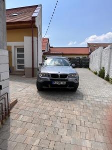 une voiture garée devant une maison dans l'établissement Infinity Apartman, à Esztergom