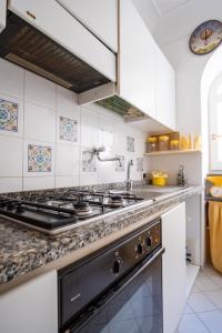 una cocina con estufa y fregadero en Dimora Bruno e Rubina (centrale a Capri), en Capri