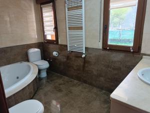 Koupelna v ubytování Casa/chalet en Sanxenxo 3hab. + 20 fotografií