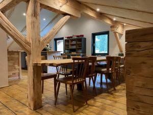 comedor con mesa de madera y sillas en Backyard Mountain Hostel en Mayrhofen